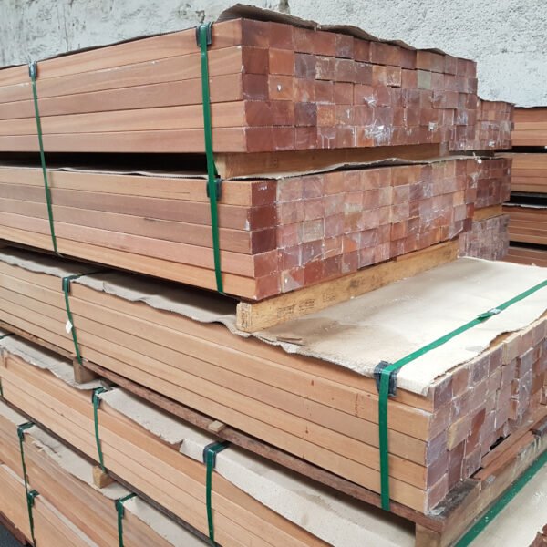 Bangkirai Konstruktionsholz, 2-seitig fein geriffelt Holz Qualität