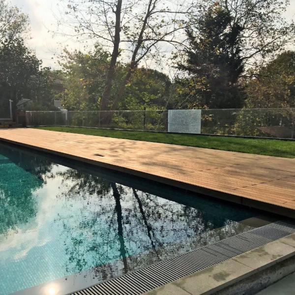 KAHRS Thermoesche Terrassendielen, seitlich genutet, stirns. Nut & Feder, Sichtseite glatt gehobelt, Rückseite egalisiert Naturholz