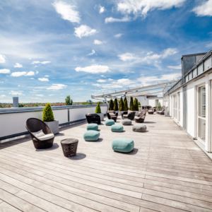 Kebony Clear Terrassendielen, glatt, seitlich genutet, Kanten gerundet, Rückseite Kanten gefast kaufen