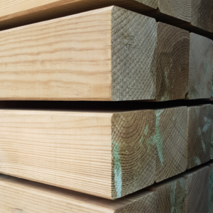 Kiefer Konstruktionsholz, 90×90 mm, kesseldruckimprägniert grün, allseitig glatt gehobelt, Kanten gefast