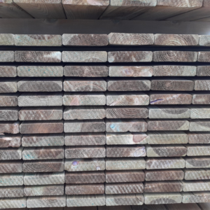 Kiefer Terrassendielen, kesseldruckimprägniert grün, Kanten gefast auf lager