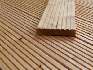 42x Kanadische Lärche Terrassendielen, 27×143 mm, KD, grob/grob 2440mm (102 lfm)