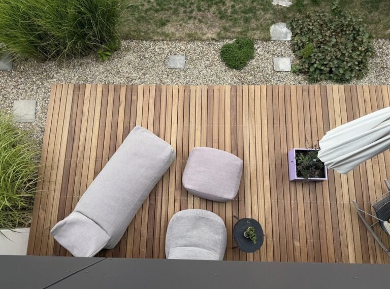 Terrasse aus Guyana Teak mit Loungemoebeln, von oben gesehen