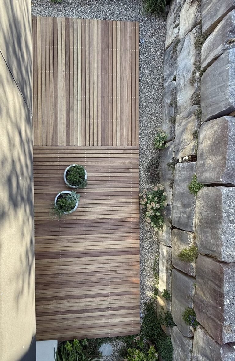 Terrasse aus Guyana Teak von oben, die beiden Verlegerichtungen nebeneinander
