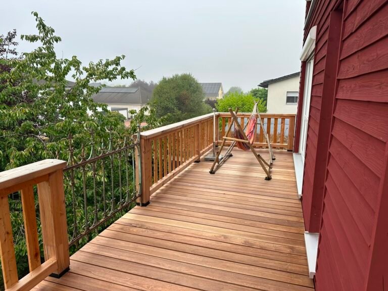 Balkon aus Guyana Teak mit neuem Holzgelaender