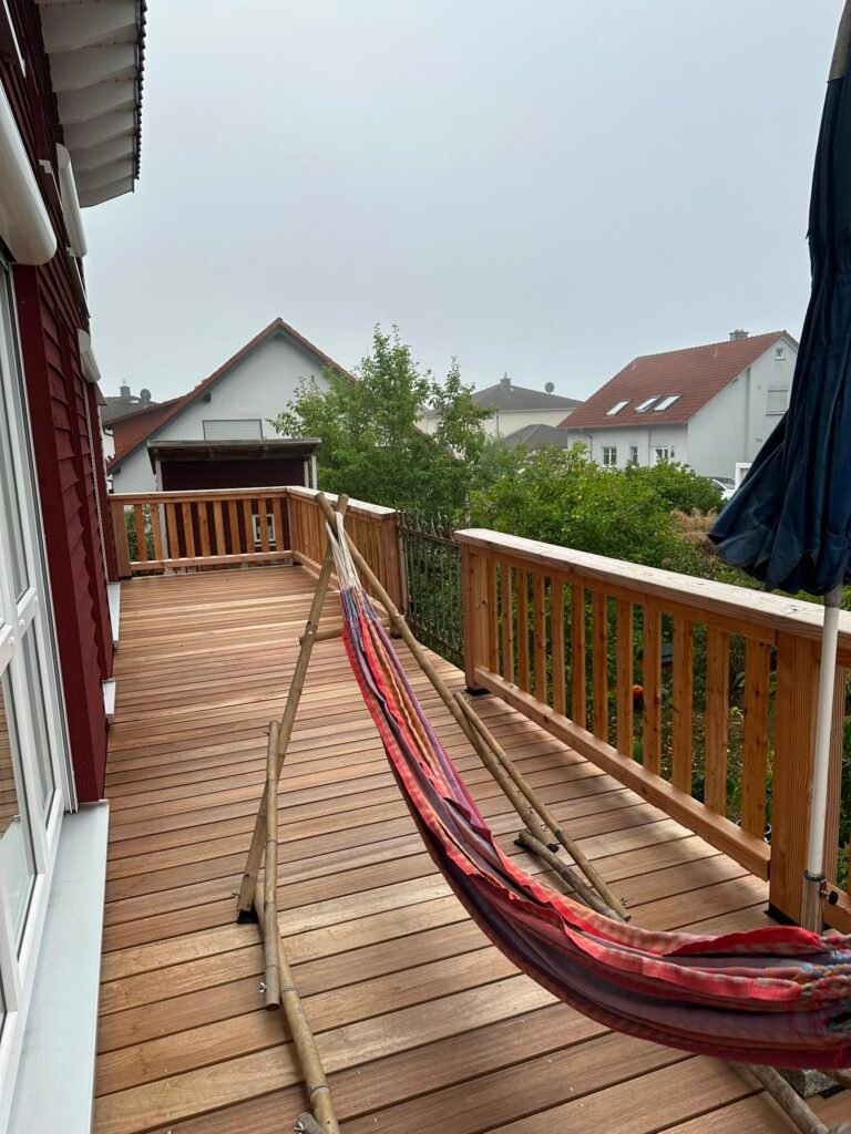 Balkon mit Dielen aus Guyana Teak und einer Haengematte