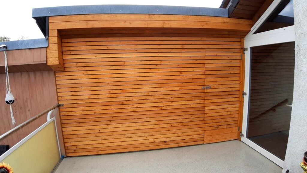 Holzverkleidung mit waagerechter Leistenschalung an einer Dachterrasse