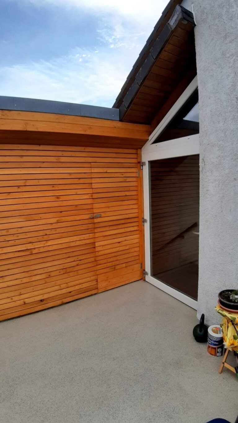 Holzverkleidung an einer Dachterrasse, Blick auf die Ecke mit Tür