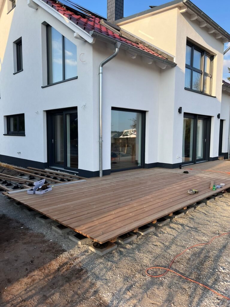 Fertige Terrasse am Haus, Blick vom Garten aus