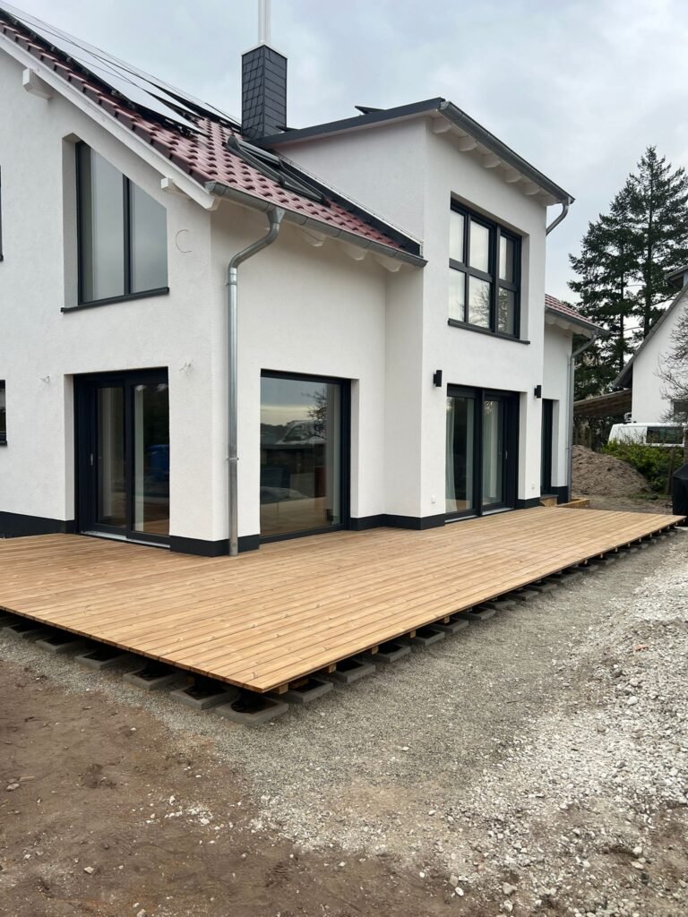 Fertige Terrasse entlang der Hausfront
