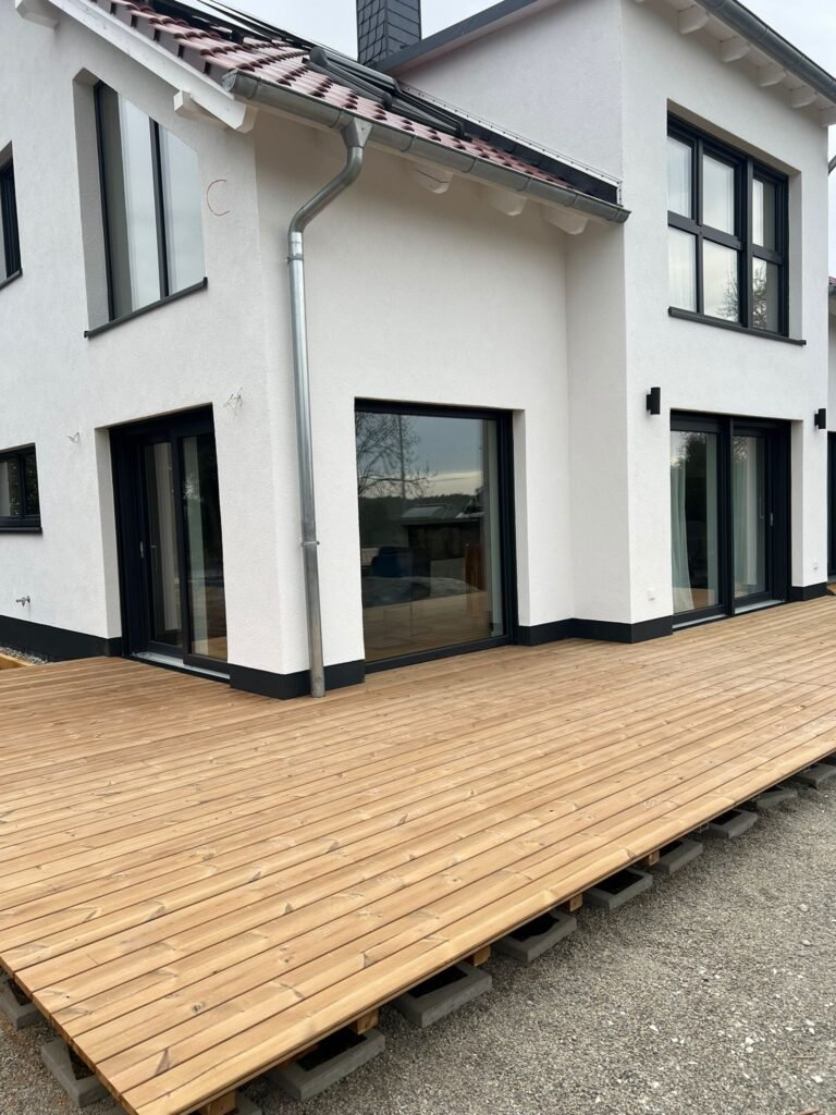 Nahaufnahme der verlegten Dielen an der Terrassentuer