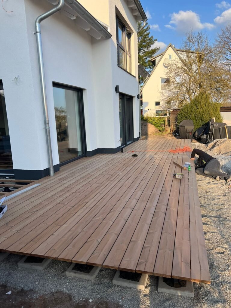 Terrasse an der Hausecke, seitliche Ansicht