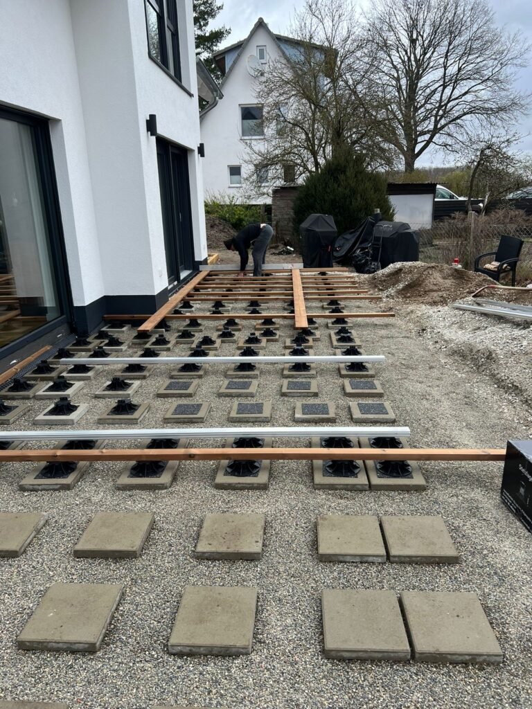 Unterkonstruktion der Terrasse auf Stelzlagern und Gehwegplatten