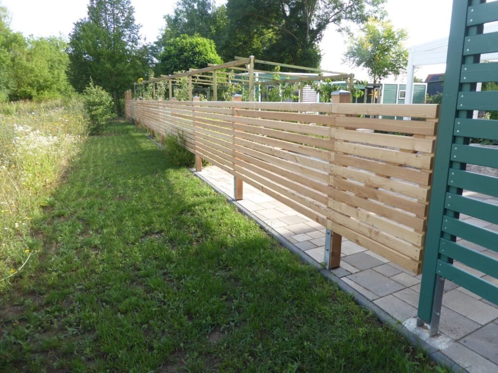 Gartenzaun aus sibirischer Lärche mit waagerechten Leisten auf verzinkten Pfosten